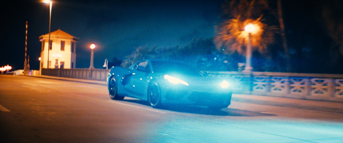 Automotive color frame with controlled contrast